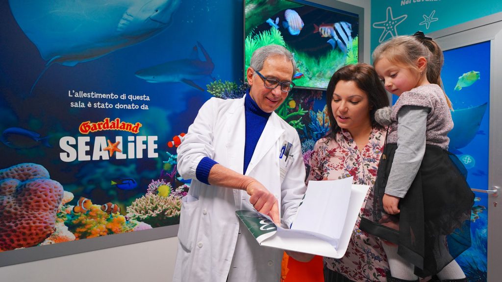 Il dottor Matto Sulpasso illustra ad una mamma il progetto Sea Life Therapy